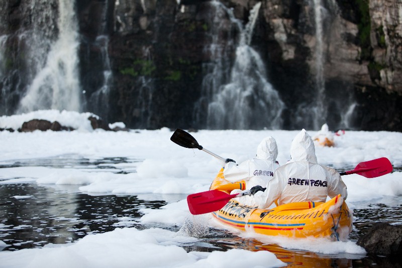 Jalisco, El Salto de Juanacatlán. 22MAR12. En el Día Mundial del Agua, activistas de Greenpeace desplegaron una manta con el mensaje "Ríos mexicanos, Ríos tóxicos" en la cascada El Salto de Juanacatlán, para exigir a las autoridades mexicanas y a la industria una política de ríos limpios de sustancias tóxicas.