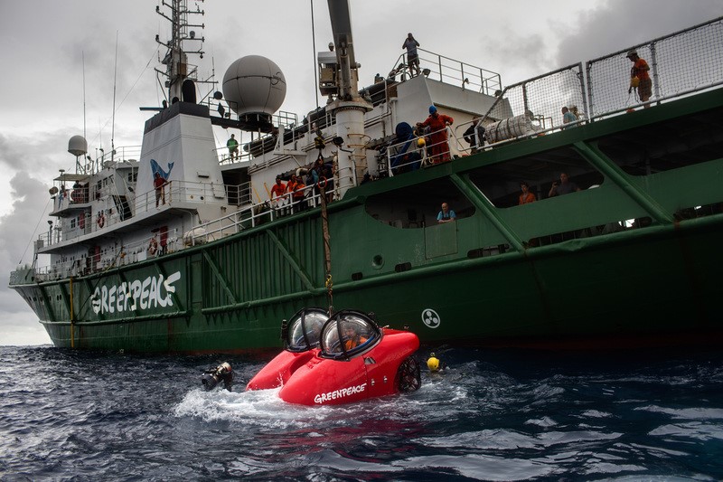 Nesta sexta-feira, 27 de janeiro, o submarino foi lançado do navio Esperanza com o cientista da Universidade Federal da Paraíba Ronaldo Francini Filho e o diretor da Campanha de Oceanos do Greenpeace EUA, John Hocevar. Ronaldo faz parte do grupo de cientistas que descobriu o recife de corais na foz do rio Amazonas. O lançamento do submarino envolveu grande parte da tripulação do  navio.Esperanza, um dos três navios do Greenpeace, está na região da foz do rio Amazonas, no Amapá, para a campanha “Defenda os Corais da Amazônia. O objetivo é observar debaixo d’água, pela primeira vez, os recifes de corais. Foto Marizilda Cruppe/Greenpeace.This Friday, January 27th, a submarine was launched from the Esperanza ship with the scientist from the Federal University of Paraíba Ronaldo Francini Filho and the director of the Greenpeace Oceans Campaign, John Hocevar. Ronaldo took part of the group of scientists who discovered the coral reef at the mouth of the Amazon River. The launch of the submarine involved a large part of the ship's crew.Esperanza, one of the three Greenpeace vessels, is in the region of the Amazon river mouth, Amapá State, for the campaign “Defend the Amazon Reef”.  Photo Marizilda Cruppe/Greenpeace.