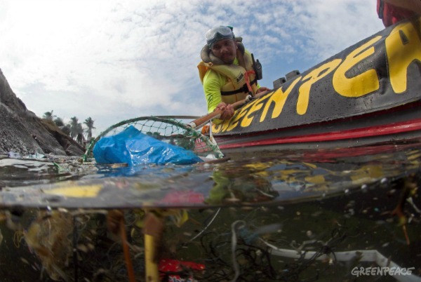 Greenpeace volunteers collect plastic rubbish from Manila Bay, Philippines. 2006