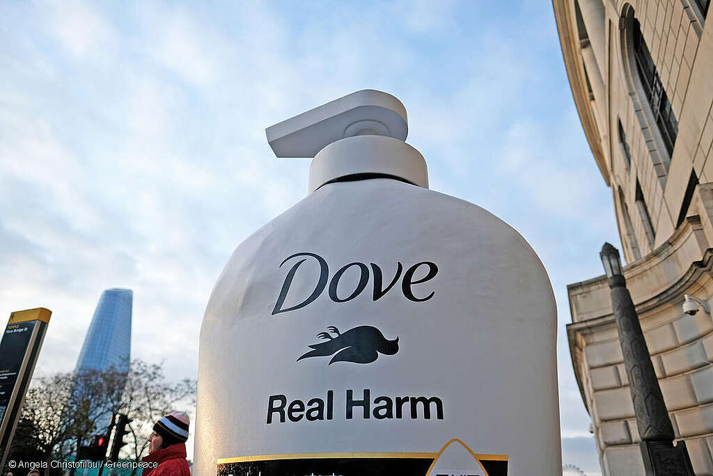 10 ft Dove Bottle Artwork outside Unilever in London בקבוק סבון גדול של Dove עם הכיתוב "Real Harm" וציפור