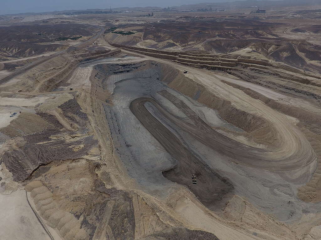 אדמה פעורה במכרה כריית פצלי שמן במישור רותם.
