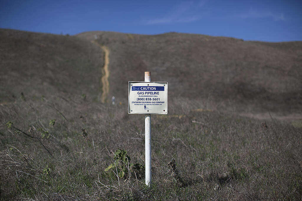 צילום של שלט קטן שמזהיר מדליפת גז.
