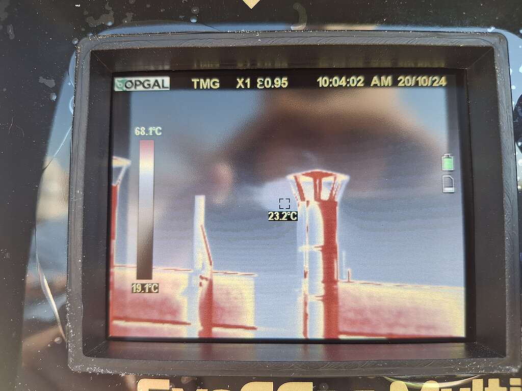 צילום של מצלמה תרמית שתופסת דליפות מתאן בזמן שהן מתרחשות במפעל בישראל.