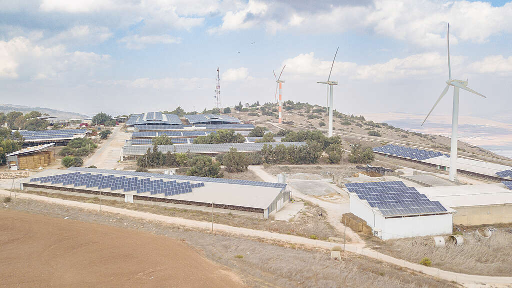 טורבינות רוח ואנרגיה סולארית על מספר מבני רפת, קיבוץ מעלה גלבוע.