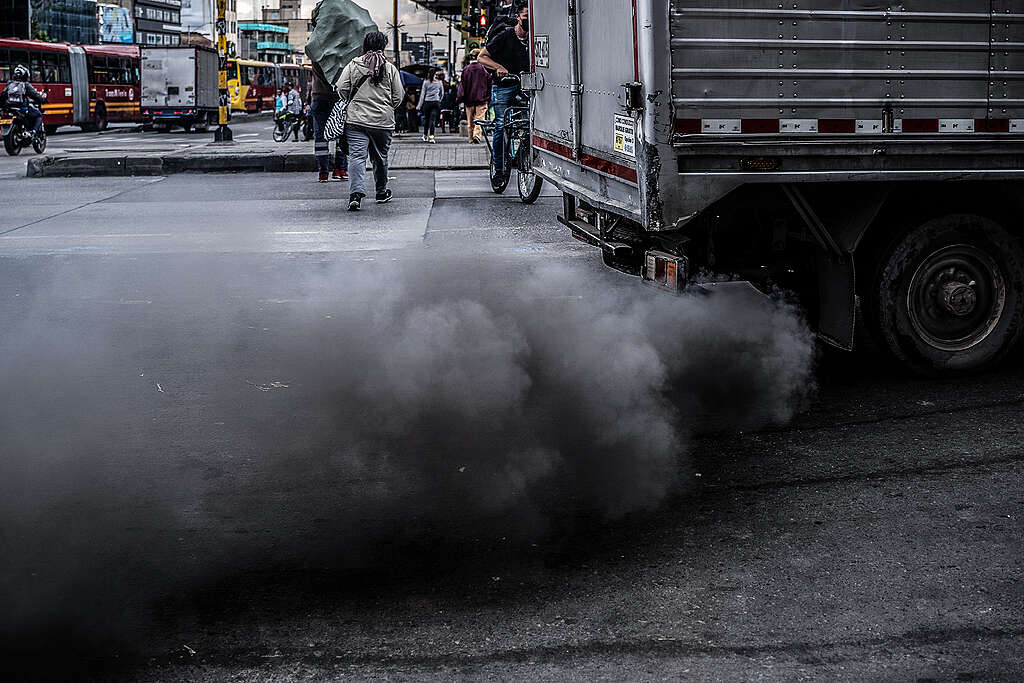 עשן אפור-שחור יוצא מאגזוז של משאית קטנה ומזהם את הוויר.