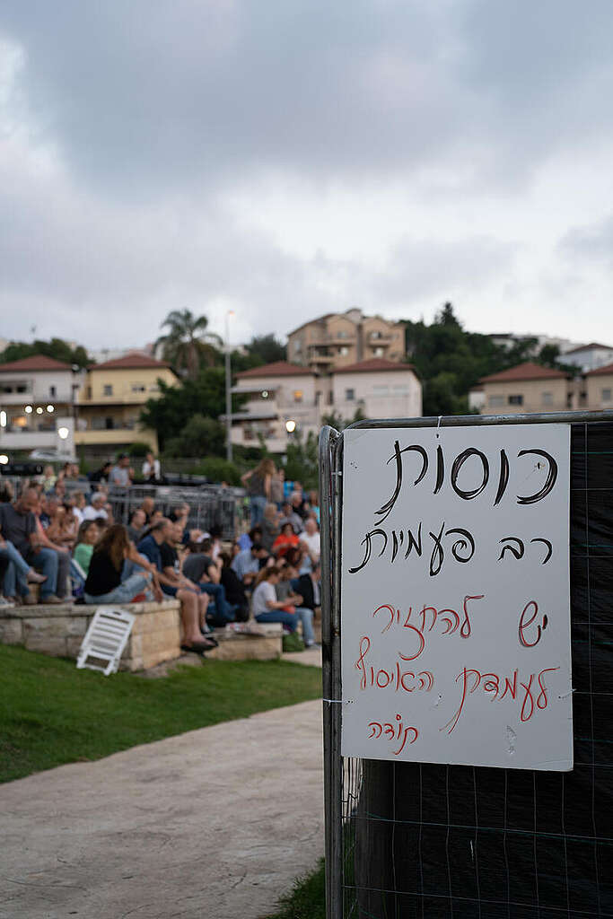 שלט שמנחה להחזיר כוסות רב-פעמיות לעמדת האיסוף.