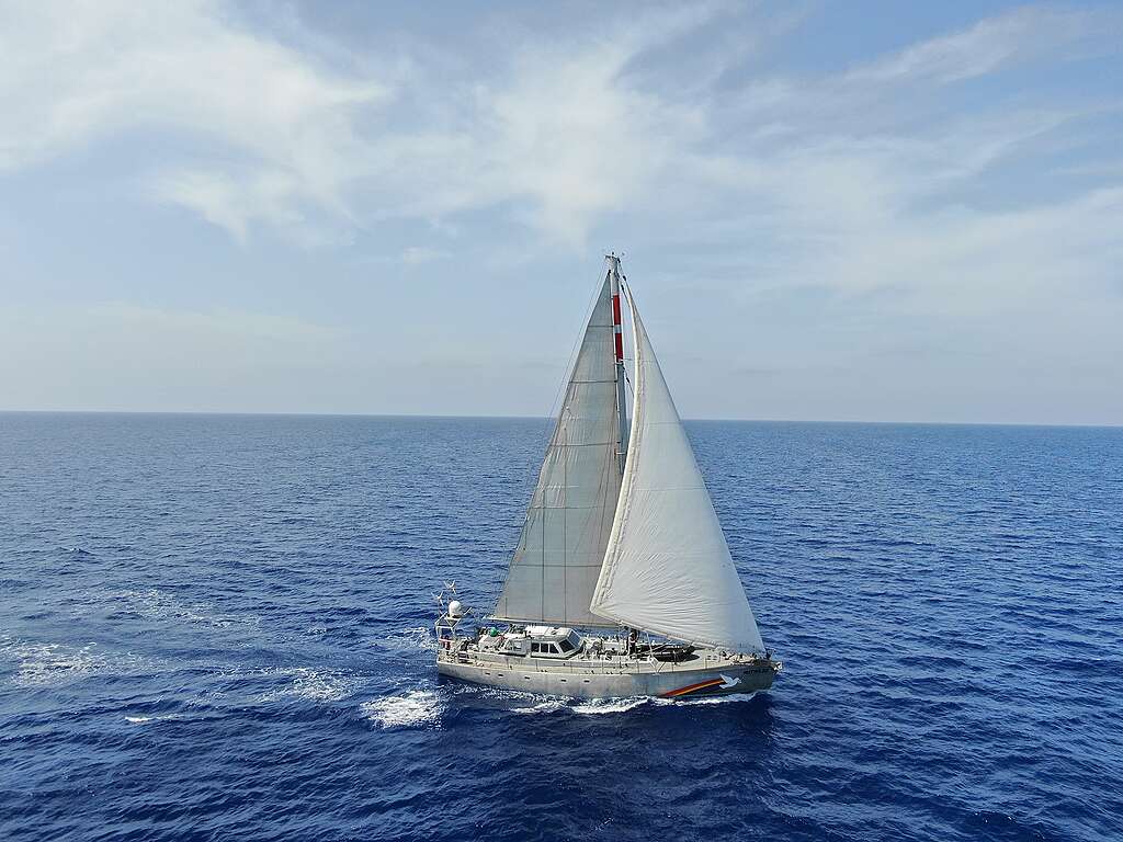 מפרשית המחקר של גרינפיס ״הוויטנס״ שטה בים התיכון