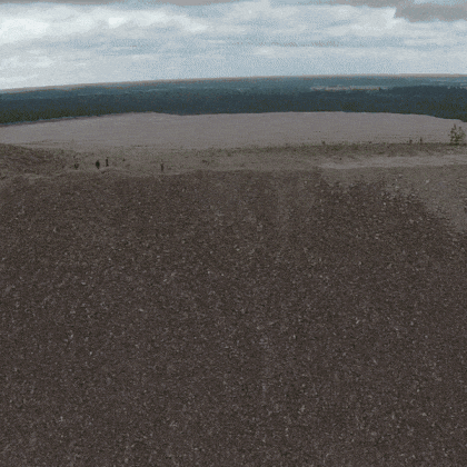 סרטון קצר שמראה הר עצום של אפר פצלי שמן ולמרגלותיו עצים.