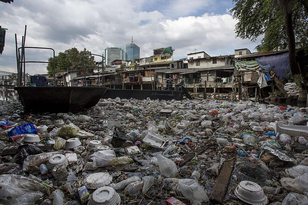 תעלת מים באסיה מלאה בפסולת פלסטיק.