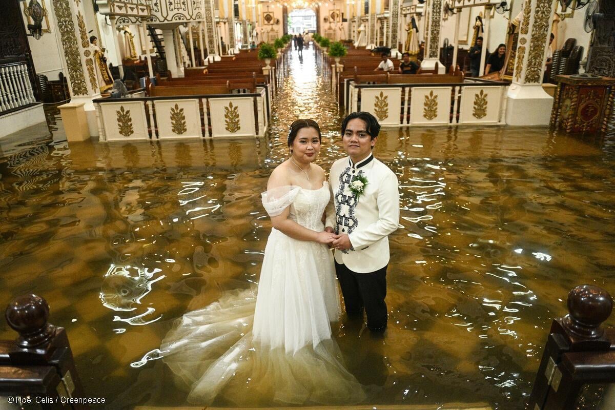 זוג בחתונה בפיליפינים בכנסייה מוצפת זוג בחתונה בפיליפינים בכנסייה מוצפת