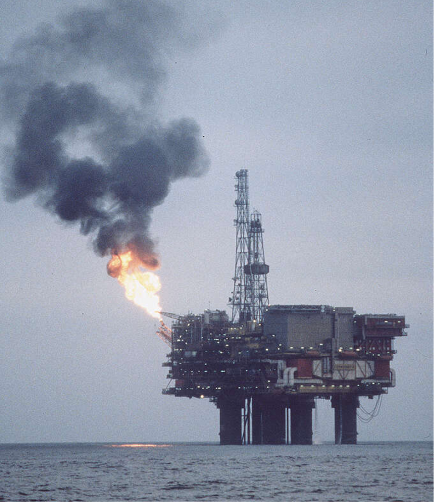 אסדת גז בים הצפוני עם אש ועשן שיוצאים מהלפיד. 