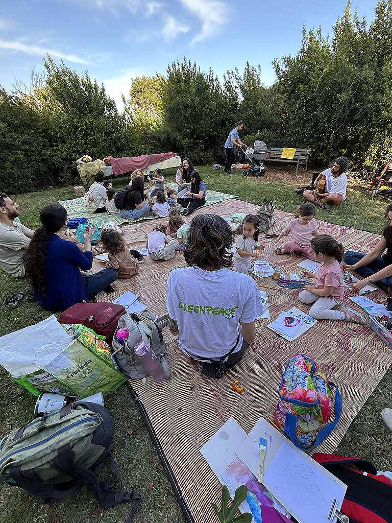 פעילות גינה קהילתית: ילדים מציירים ב״סדר בגינה״