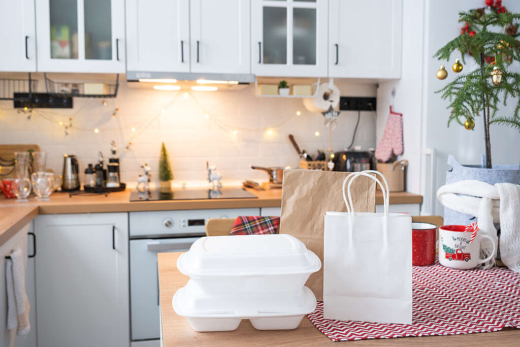 A5e2fb4c Festive Takeout With Holiday Decor In Kitchen 2026 03 11 00 47 38 Utc