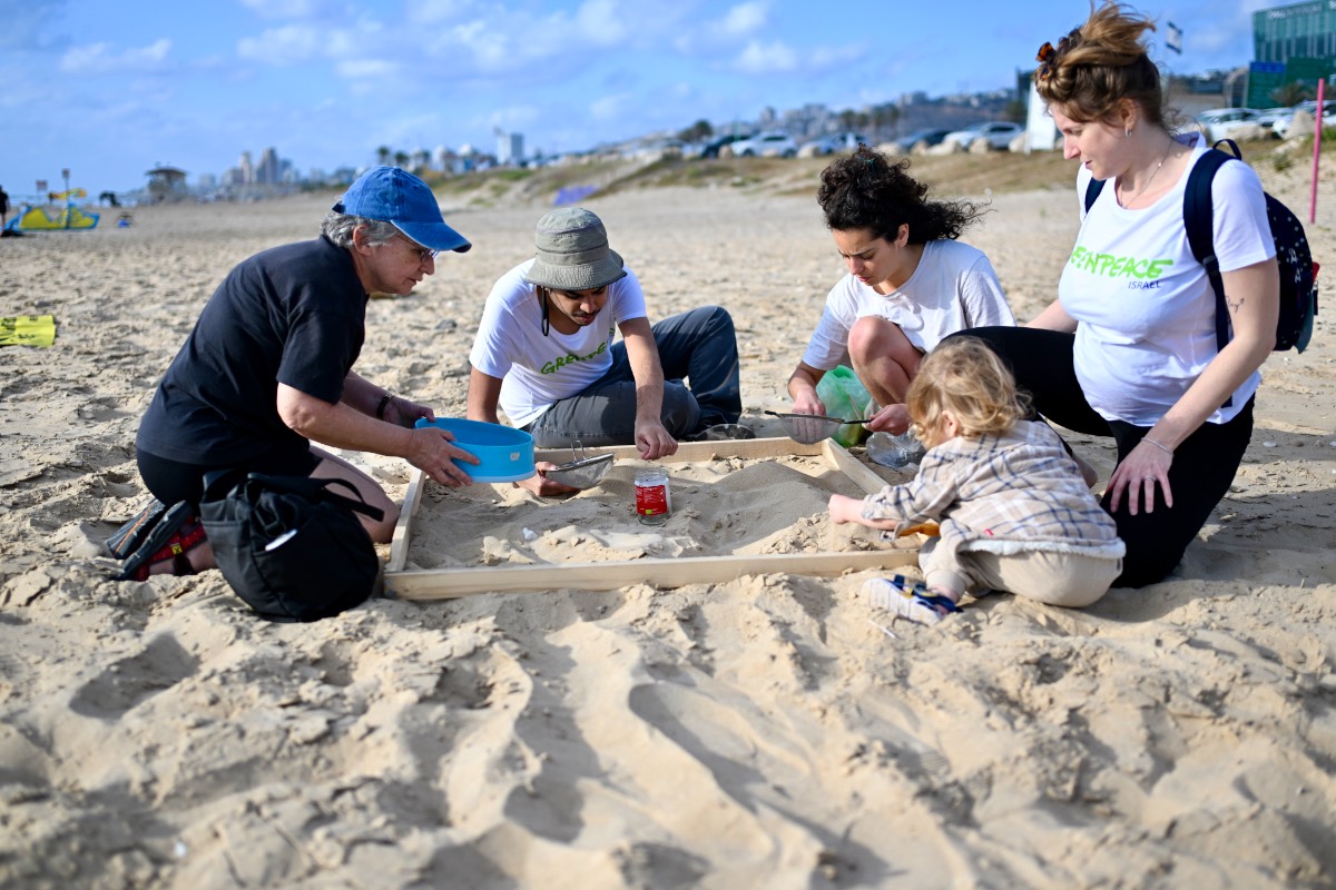 0f4970e1 Nl 20261008 Beach Cleanup מתנדבים ומתנדבות מסננים חול בחוף בזמן ניקוי חופים