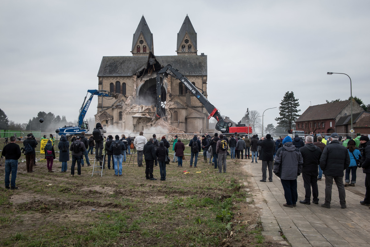 End Coal Protest at Church in Immerath. © Chris Grodotzki