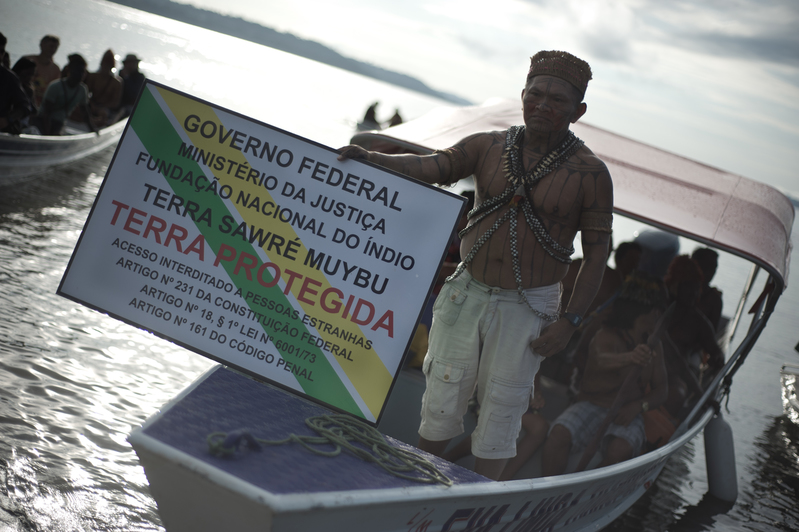 Liderancas do povo Munduruku instalam a primeira de 50 placas nos limites da Terra Indigena Sawre Muybu, sinalizando o territorio que eles autodemarcaram. Os Munduruku pedem a demarcacao definitiva de sua terra. O local esta sob ameaca, em funcao dos planos do governo brasileiro de construir uma grande hidreletrica no regiao, o que pode comprometer o modo de vida do povo e a biodiversidade do rio Tapajos. Leaders of the Munduruku people install the first of 50 placards on the borders of Sawre Muybu , taking it upon themselves to demarcate their Indigenous Land. The Munduruku have repeatedly requested the official demarcation. The site is under threat, as the Brazilian government plans to build a megadam in the region, which would severely compromise the way of life of the people and threaten the biodiversity of the Tapajos River . Foto: Anderson Barbosa / Greenpeace