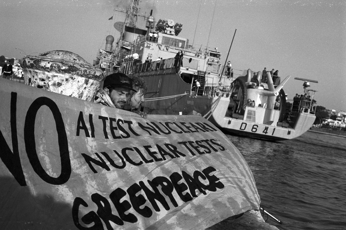 Greenpeace Blocks the Dupleix. © Nicole Lewin-Reggio