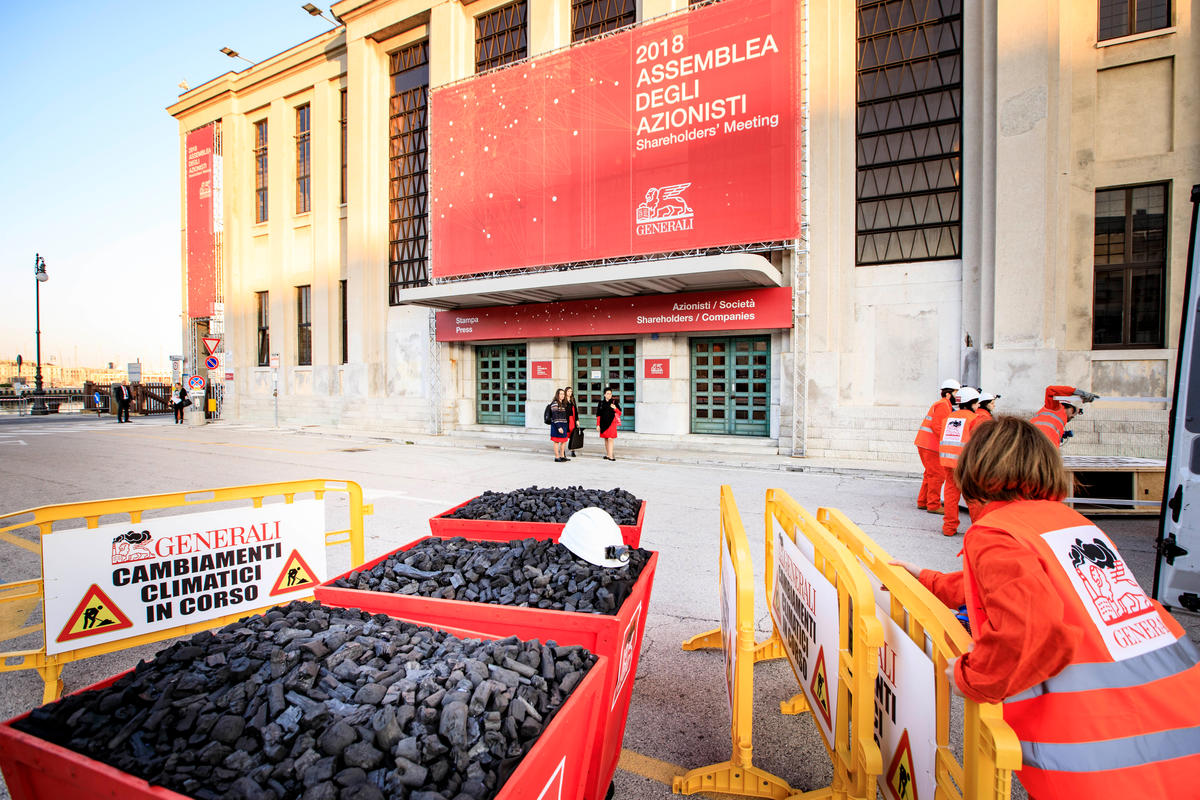 In azione a Trieste all'assemblea degli azionisti di Assicurazioni Generali. © Lorenzo Moscia