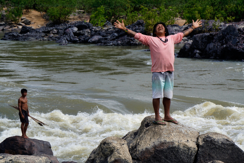 Greenpeace Brasil, Sawré Muybu 11/07/2016Foto:Rogério Assis/GreenpeaceOs Munduruku fazem plaqueamento de auto demarcação da TI Sawré Muybu, na cachoeira Kay, no rio Jamanxim.