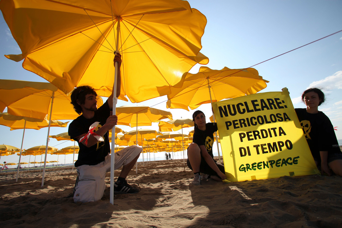 No Nuclear Human Banner on Venice Lido. © Teresa Novotny
