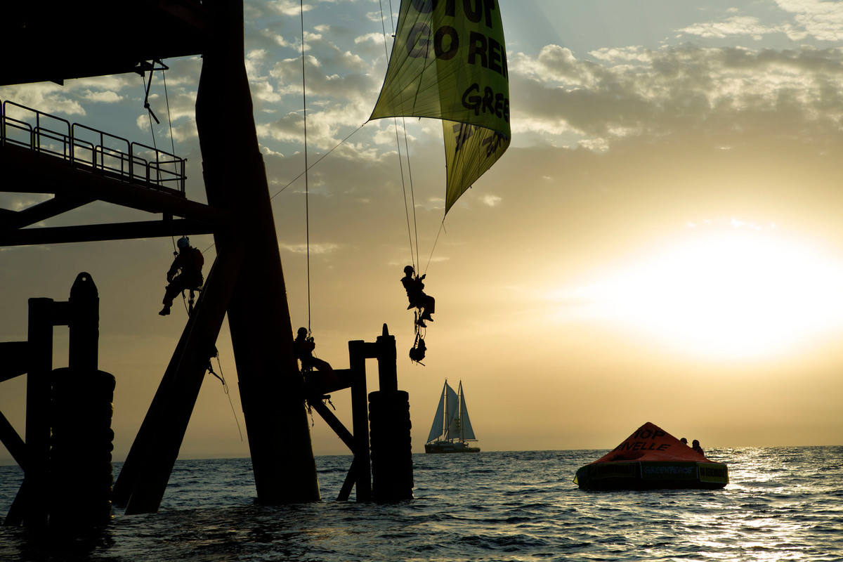 Action at the Prezioso Oil Rig in Italy. © Francesco Alesi