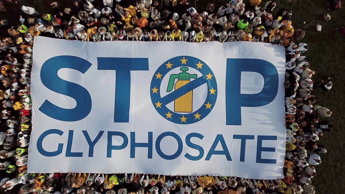 "Vote NO" Glyphosates Human Banner in Berlin - Video Frame Grab. © Jasper Korff