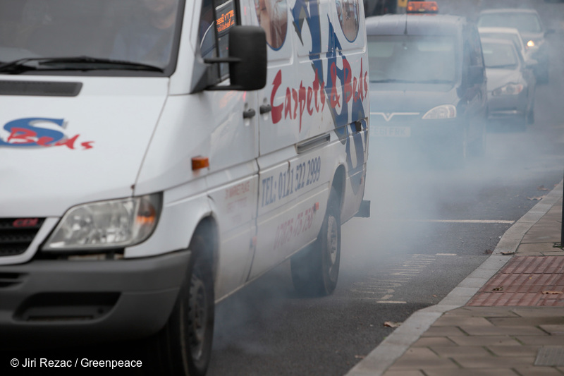 UK WEST MIDLANDS BIRMINGHAM 15NOV16 - Smoke from a malfunctioning diesel van in stationary traffic around Birmingham city centre.jre/Photo by Jiri Rezac© Jiri Rezac 2016