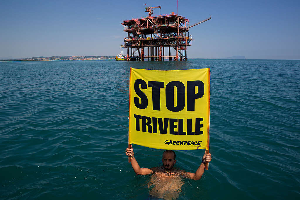 Action at Italian Oil Platform "Sarago Mare" in the Adriatic Sea. © Francesco Alesi Action at Italian Oil Platform "Sarago Mare" in the Adriatic Sea. © Francesco Alesi