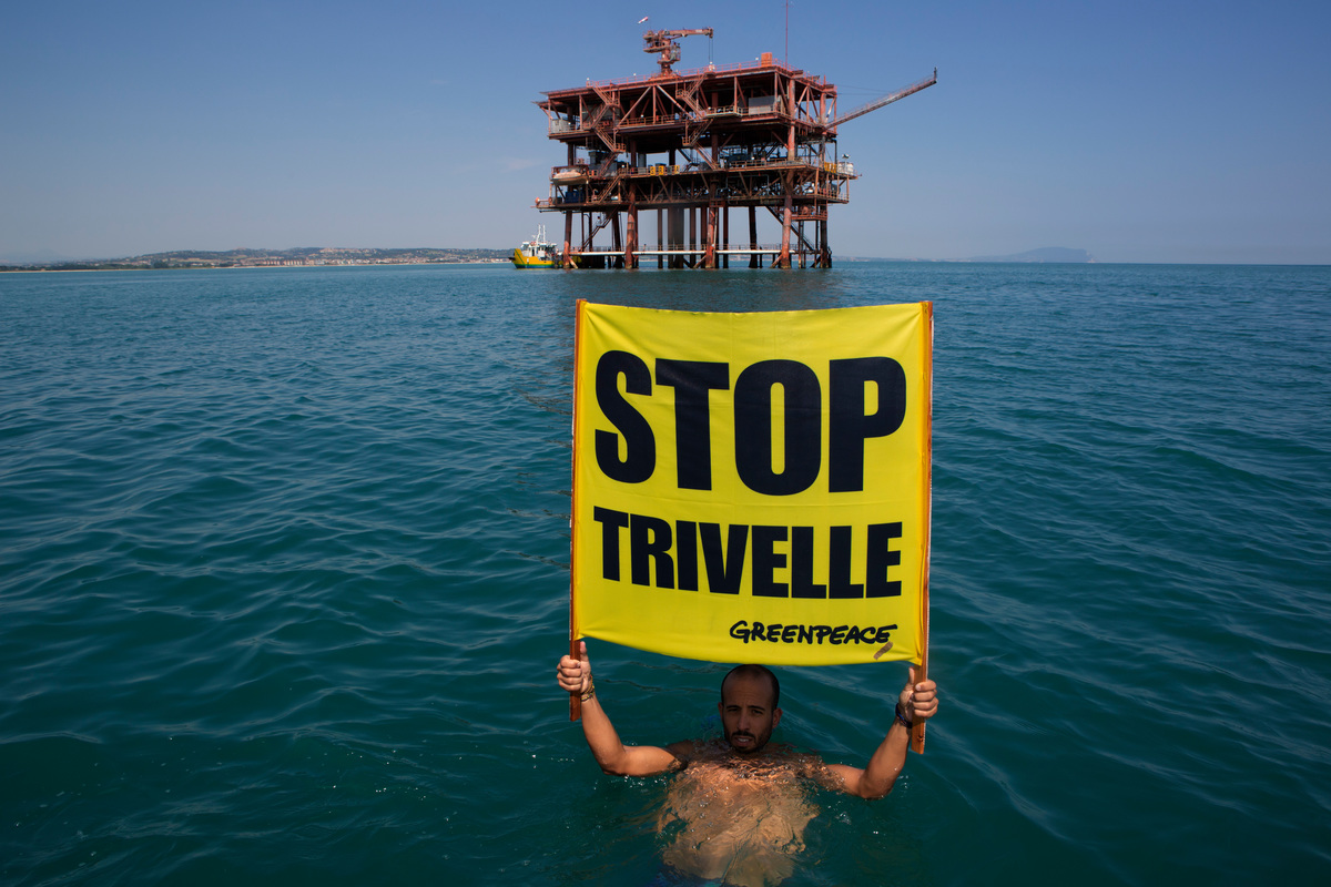 Action at Italian Oil Platform "Sarago Mare" in the Adriatic Sea. © Francesco Alesi