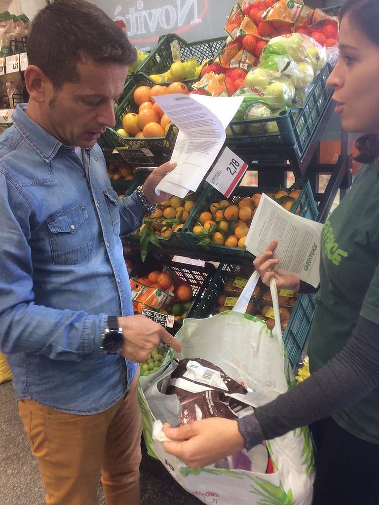 Volontari per la Reuse Revolution in un supermercato di Roma Volontari per la Reuse Revolution in un supermercato di Roma