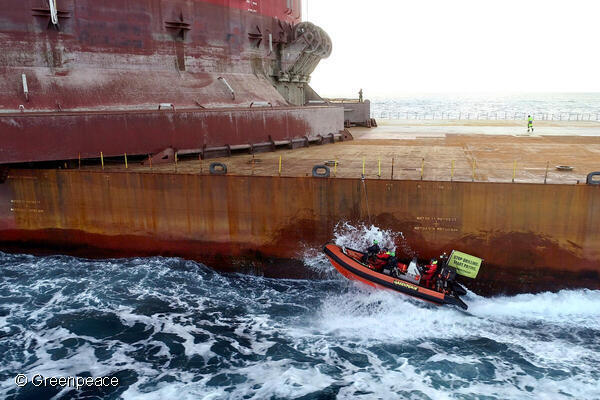 Attivista italiana si unisce alla protesta in mare di Greenpeace per fermare le trivellazioni di Shell