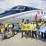 In azione alla più grande fiera europea dei jet privati! È ora di vietare questi mezzi ultra-inquinanti.