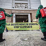 Consegnate simbolicamente oltre 75.000 firme al Ministero della Salute per chiedere di votare contro il rinnovo del glifosato
