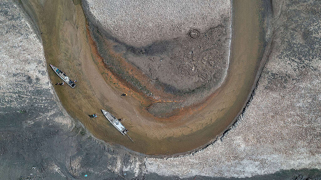 il fiume che rifornisce d'acqua la comunità di Porto Praia del popolo indigeno Kokama prosciugato dalla siccità