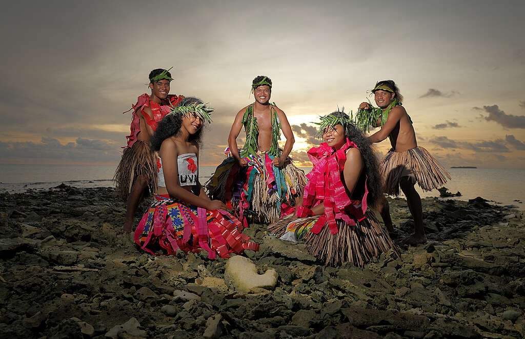 Membri del gruppo di danza giovanile Aulelei nei loro abiti tradizionali a Funafuti, Tuvalu.