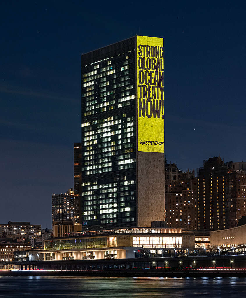 Attivisti di Greenpeace USA proiettano un messaggio con la scritta "Strong Global Ocean Treaty Now!" sulla sede delle Nazioni Unite