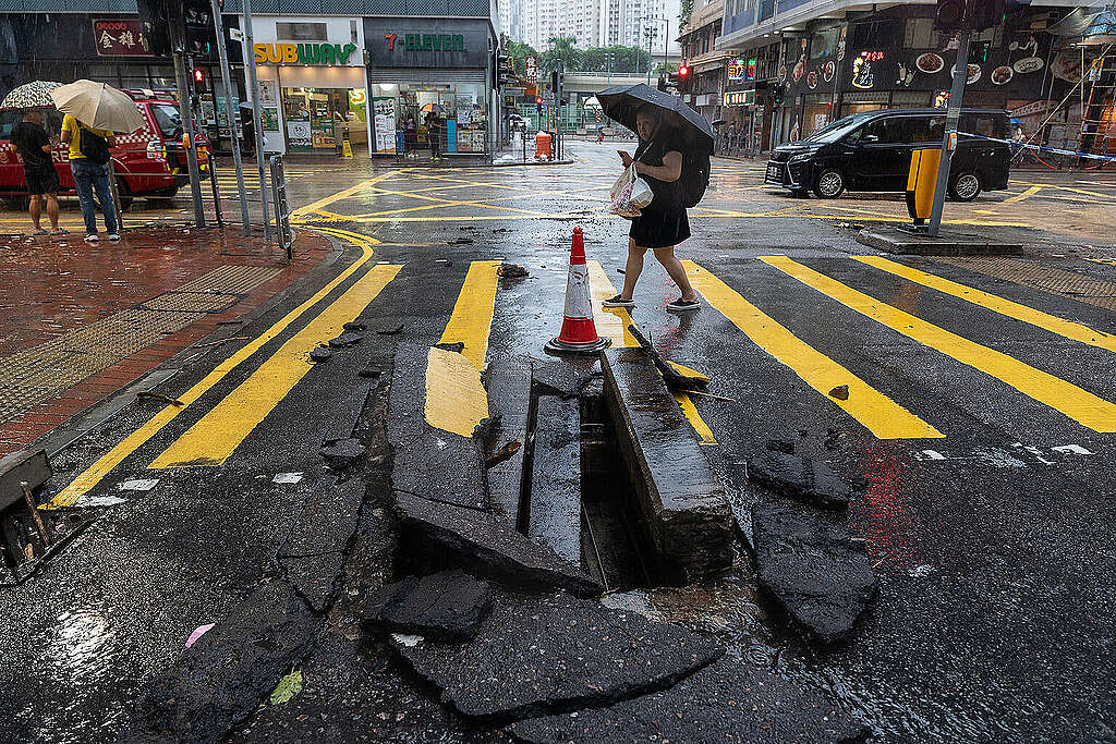 Danni stradali causati a Hong Kong dal tifone Haikui