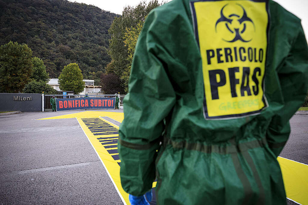 Attivisti di Greenpeace protestano davanti al sito industriale Miteni e chiedono alle autorità locali di bonificare il sito Attivisti di Greenpeace protestano davanti al sito industriale Miteni e chiedono alle autorità locali di bonificare il sito