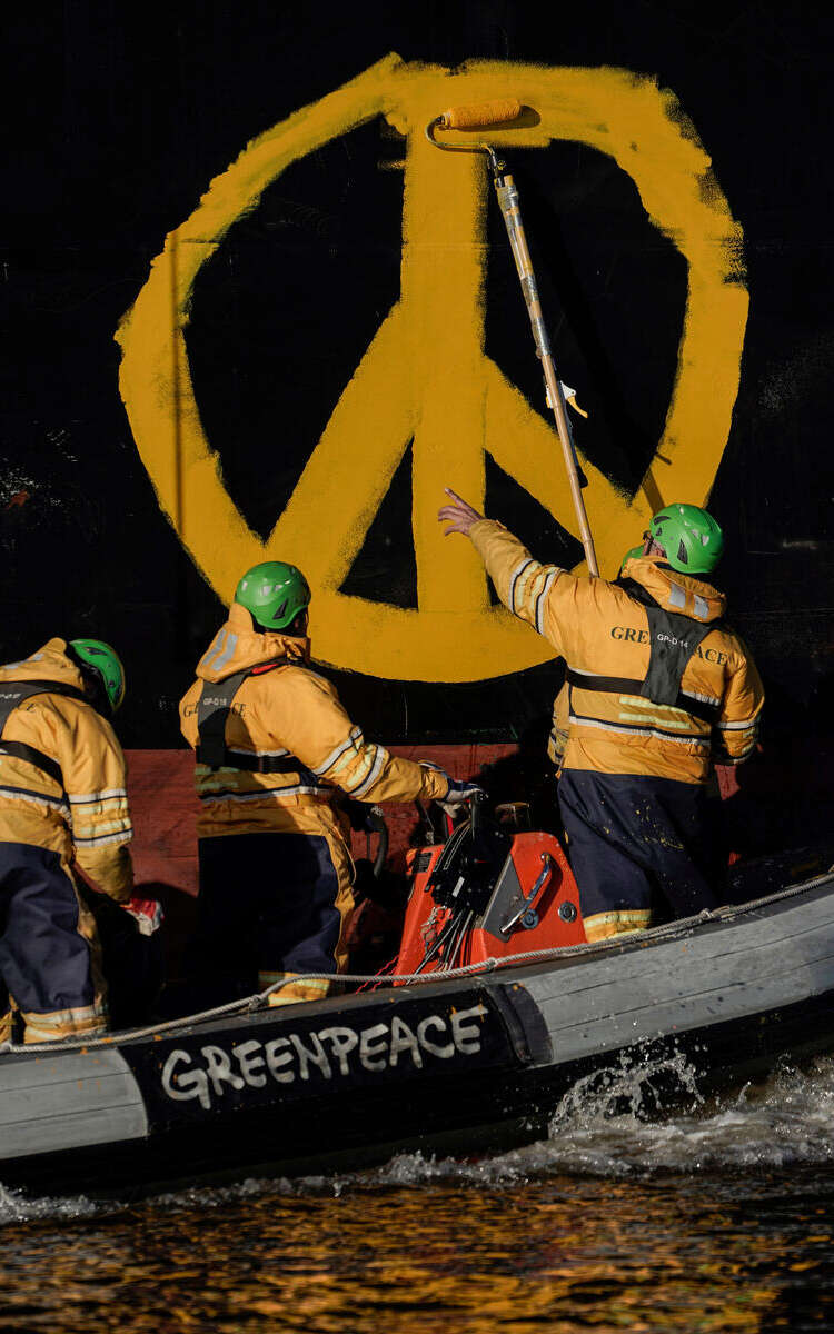 "Peace - Not Oil” Protest in Bremen. © Axel Heimken / Greenpeace