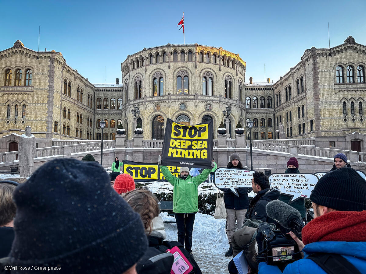 Attivisti di Greenpeace al Parlamento norvegese dopo l'approvazione delle attività estrattive minerarie nelle acque dell'Artico.