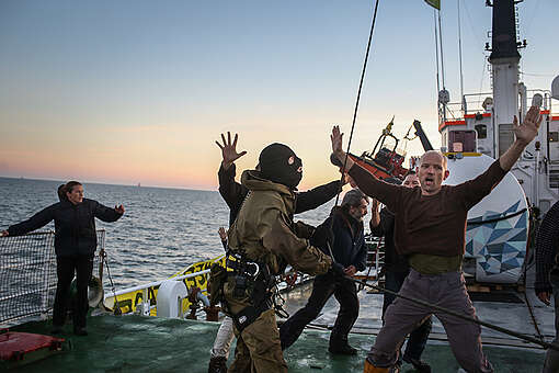 I servizi di sicurezza russi sequestrano l'Arctic Sunrise durante una protesta pacifica contro le trivellazioni petrolifere nell'Artico