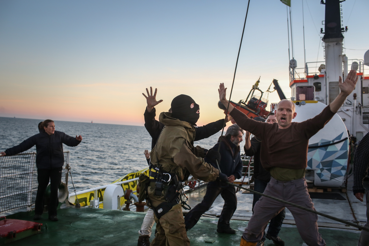 I servizi di sicurezza russi sequestrano l'Arctic Sunrise durante una protesta pacifica contro le trivellazioni petrolifere nell'Artico