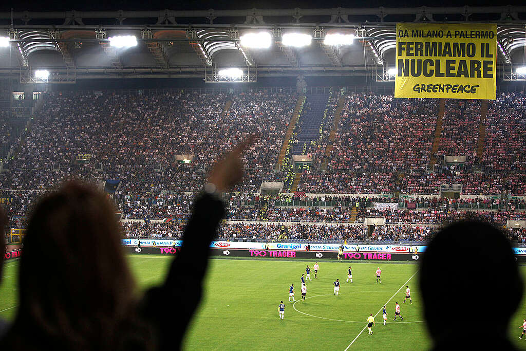 Striscione appeso da Greenpeace durante la finale di Coppa Italia con scritto: "Da Milano a Palermo - Fermiamo il Nucleare".
