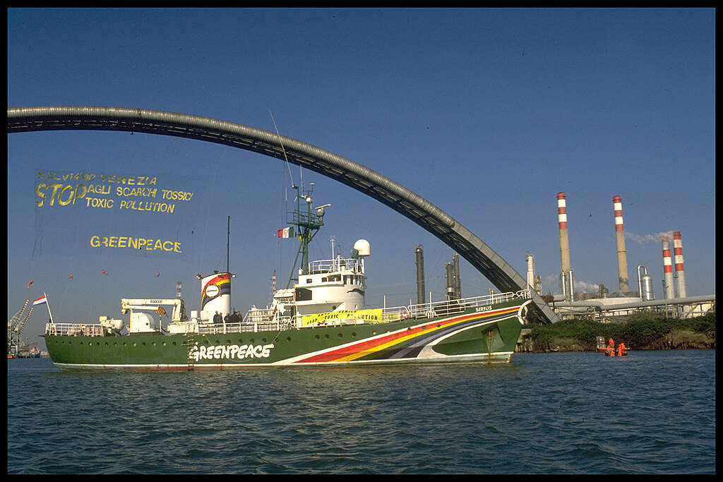 La nave Sirius di Greenpeace blocca Porto Marghera, polo industriale di Venezia