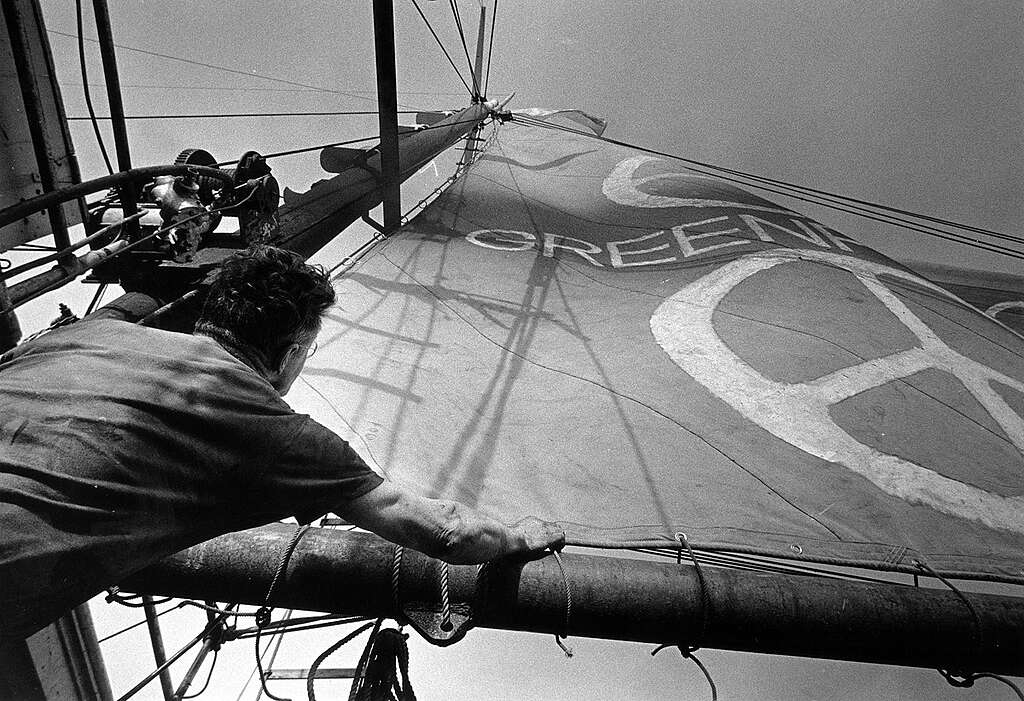 Dave Birmingham issa la vela di Greenpeace sulla Phyllis Cormack in viaggio verso l'isola di Amchitka per impedire un test nucleare Dave Birmingham issa la vela di Greenpeace sulla Phyllis Cormack in viaggio verso l'isola di Amchitka per impedire un test nucleare