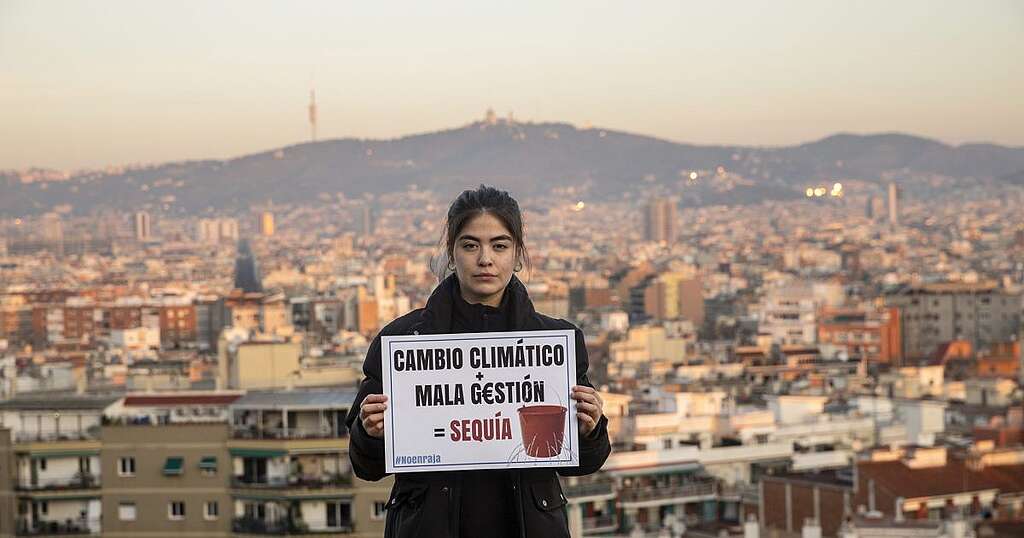 Attivista manifesta contro i cambiamenti climatici e la gestione dell'acqua in Catalogna Attivista manifesta contro i cambiamenti climatici e la gestione dell'acqua in Catalogna