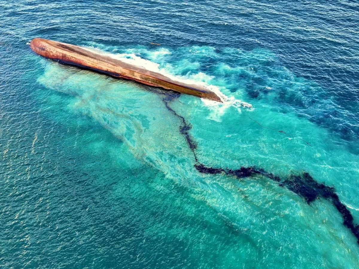 La nave naufragata a Trinidad e Tobago vista dall'alto. Il petrolio fuoriesce da una falla disperdendosi in mare.