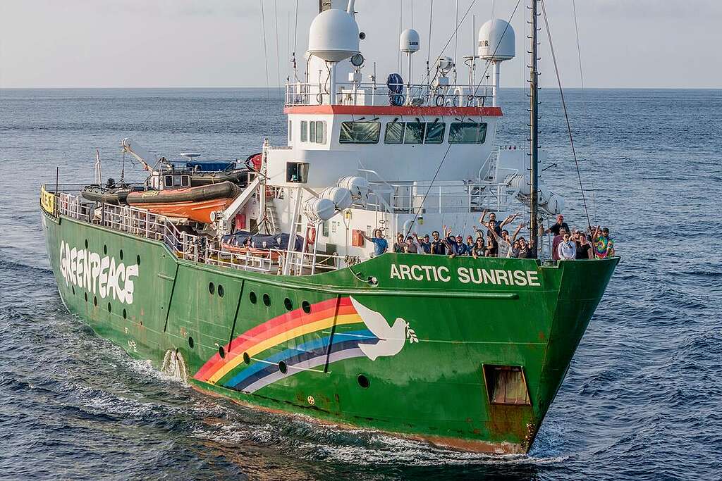 L'equipaggio a bordo dell'Arctic Sunrise nell'Oceano Pacifico, tra le Galápagos e l'Ecuador