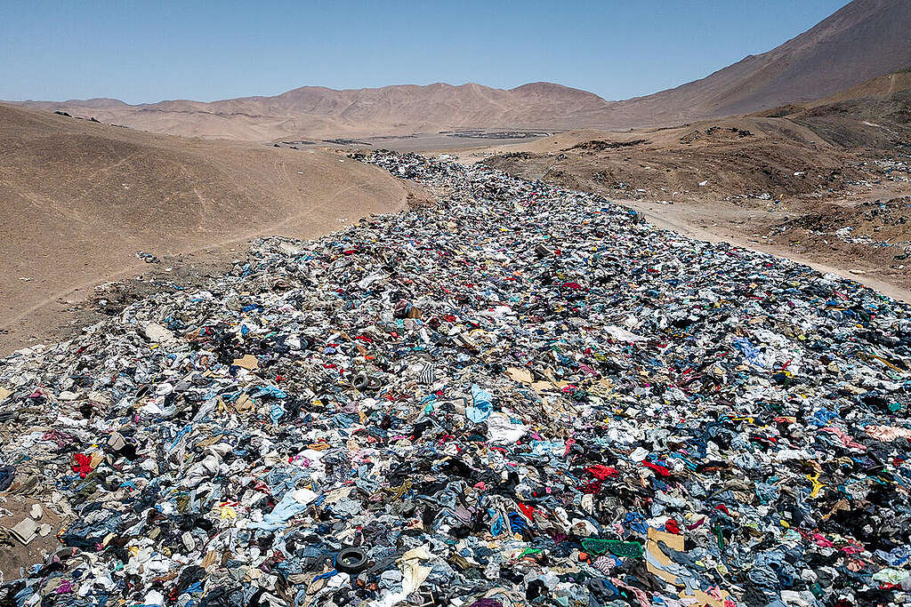 Veduta di abiti usati scartati nel deserto di Atacama, ad Alto Hospicio, Iquique. Cile.