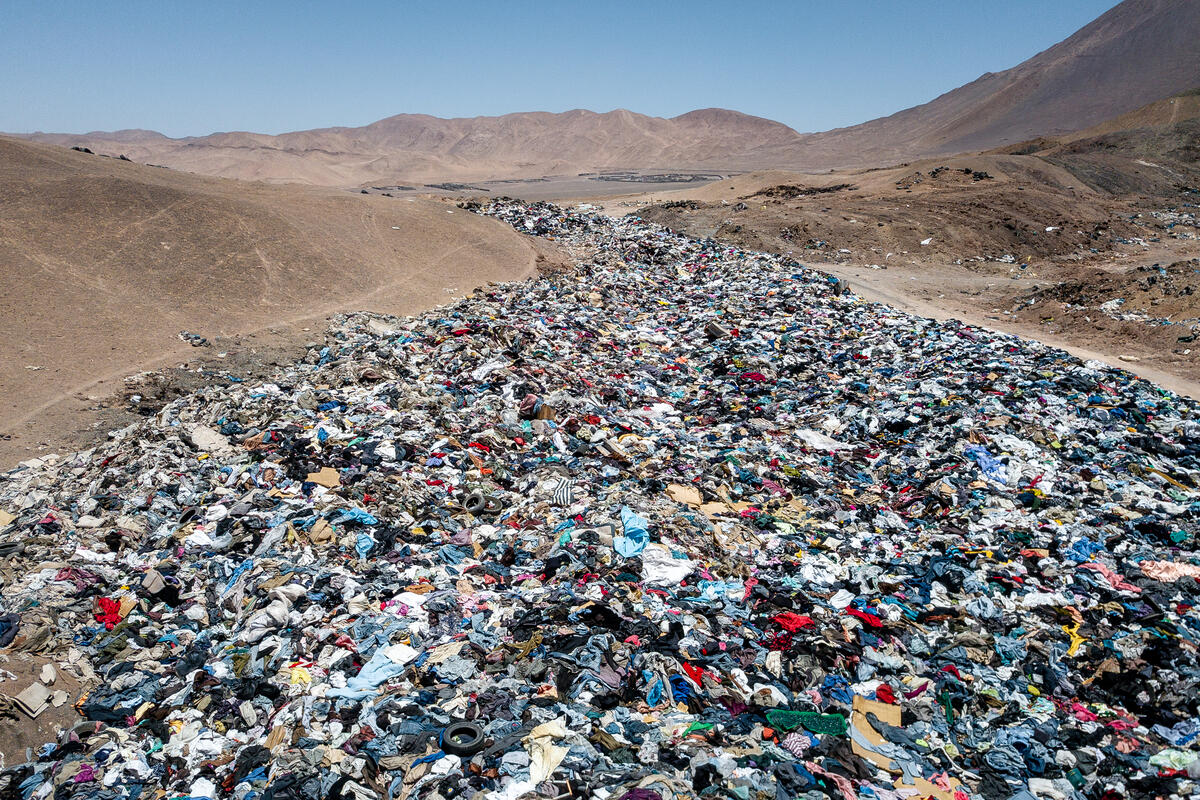 Veduta di abiti usati scartati nel deserto di Atacama, ad Alto Hospicio, Iquique. Cile.